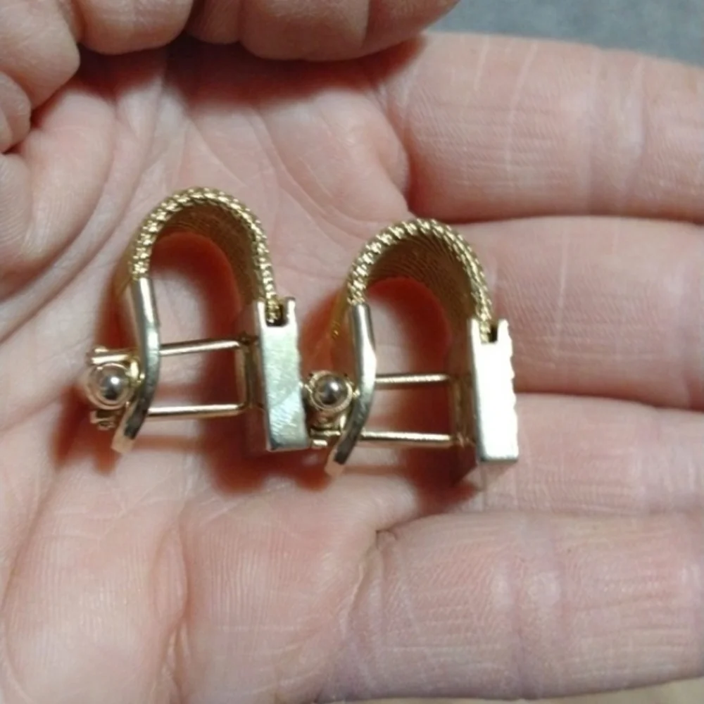 VINTAGE MENS OR WOMENS SET OF SILVER-TONE AND GOLD-TONE MESH CUFFLINKS